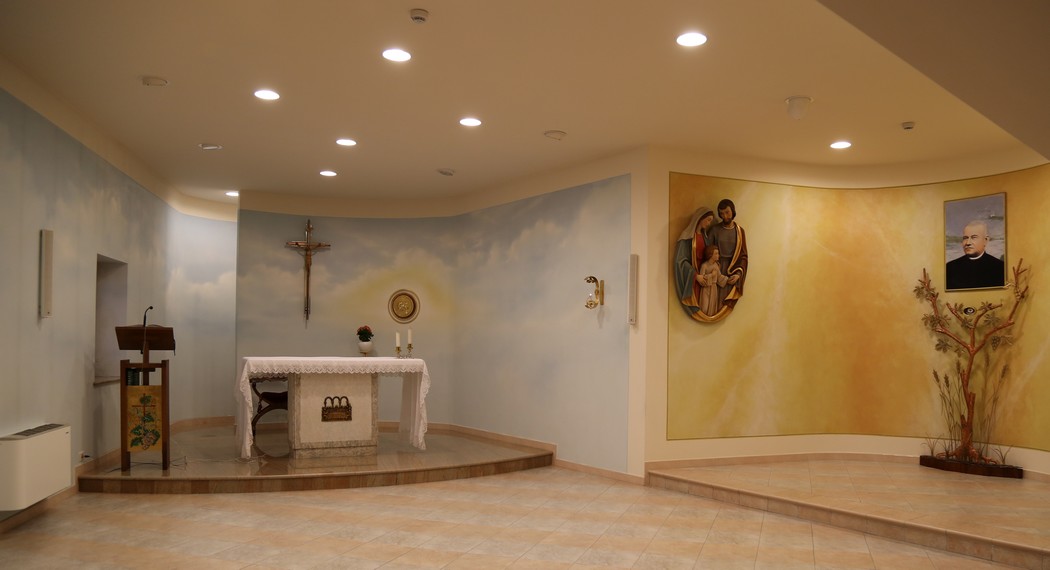 Il centro pulsante di tutta la struttura è la cappella nella quale si entra per lodare Dio e si esce per servire i fratelli.