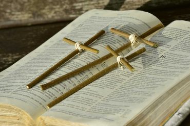Bibbia con croci